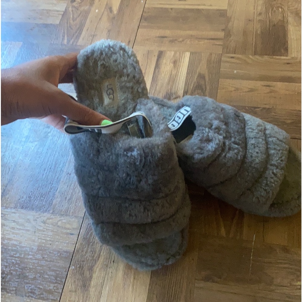 GRAY UGG SLIPPERS